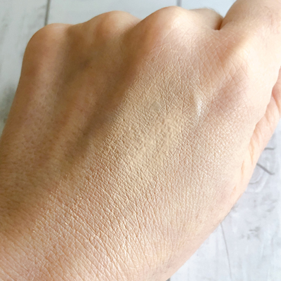 クリスタルジェミー　ジェミーネフェルタリ　リンクルセラムファンデを手の甲に塗って伸ばした感じ